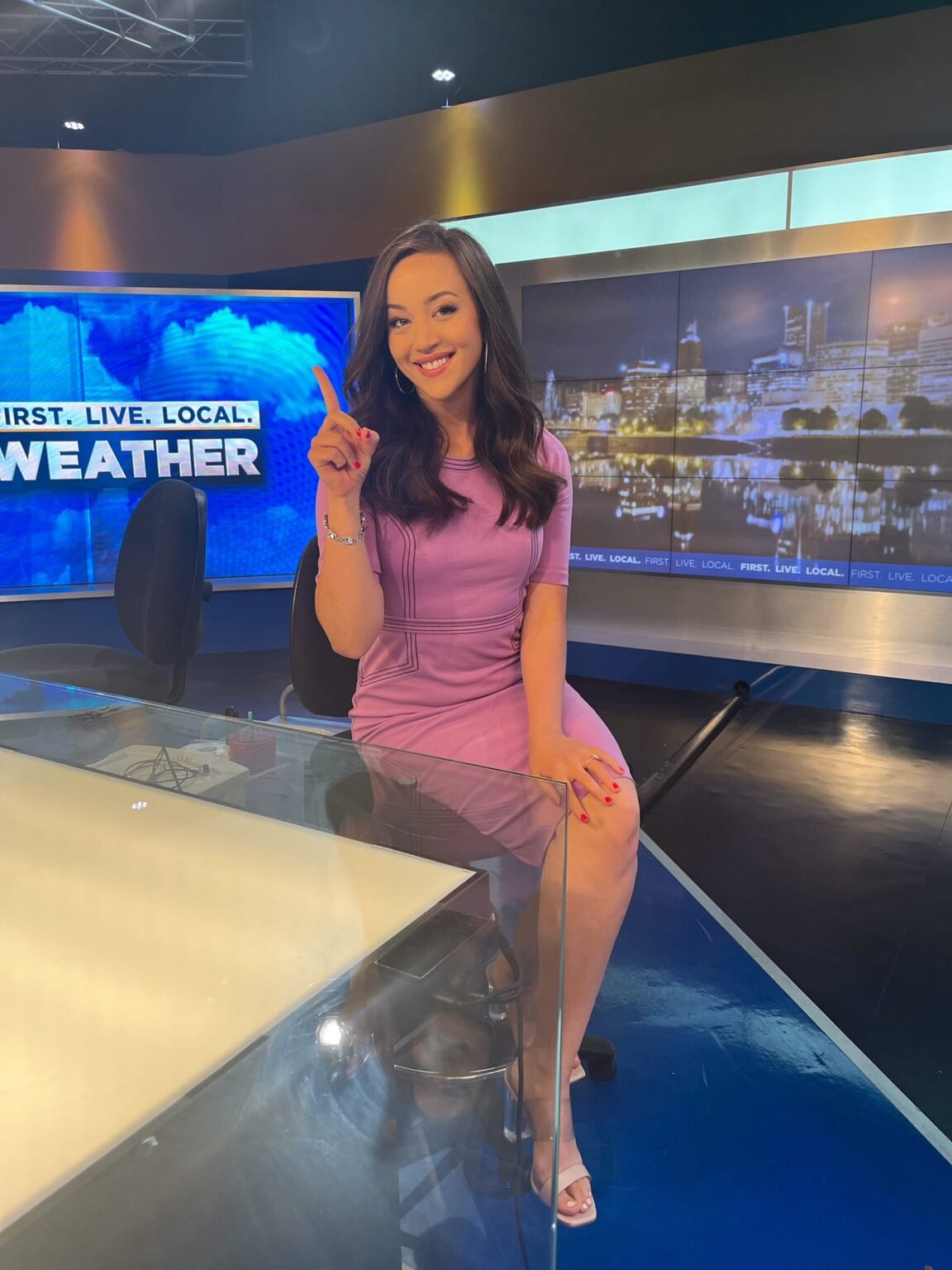 Mia Villanueva Anchors Kptv Fox 12 Noon News Qzvx Broadcast History